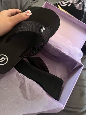 the cutest body by raven tracy BRAND NEW platform flip flop sandals😍😍😍